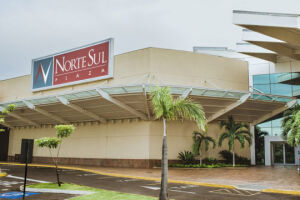 Acadêmicos de contabilidade fazem atendimento sobre imposto de renda no Shopping Norte Sul