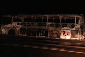 Ônibus ficou totalmente destruído