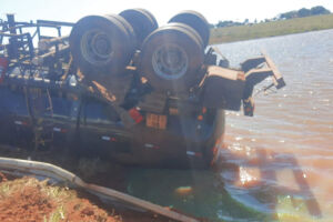 Caminhão tomba, óleo vaza em represa e empresa é multada em Cassilândia