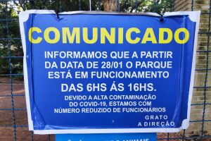 Comunicado está fixado na entrada do parque
