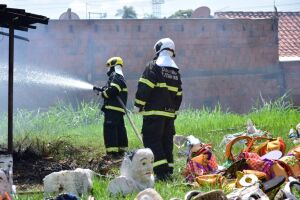 Barracão de escola de samba pegou fogo