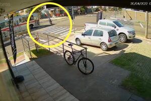 Motociclista tentou fazer uma conversão proibida quando foi atingida