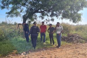 Polícia Militar e investigadores da Polícia Civil aguardam a chegada da Perícia