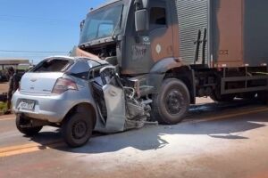 Veículo ficou completamente destruído