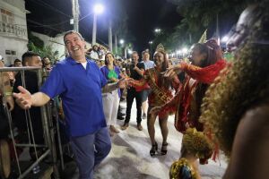 Pré-candidato a Governo do Estado, Eduardo Riedel participou do Carnaval em Corumbá