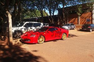 Ferrari apareceu brilhante e charmosa no estacionamento da UFMS
