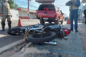 Jovem sem CNH bate motocicleta na Vila Bandeirantes (vídeo)
