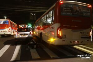A moto ficou caída ao lado do ônibus