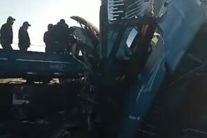 Batida frontal destruiu os dois veículos 