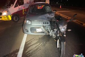 Batida foi violenta e deixou carro ''acoplado'' em moto 