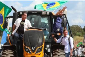 Governo Bolsonaro comprou tratores que estão parados na empresa