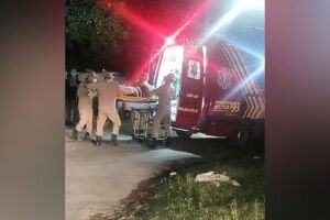 Criança sem capacete fica ferida em acidente na Coronel Antonino
