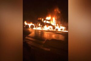 Os veículos pegaram fogo após a batida