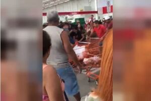 Clientes se aglomeraram para aproveitar promoção