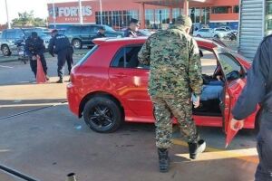 Dupla é executada em carro e veículo bate em bomba de posto de combustível