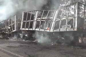 Acidente entre três veículos deixa carreta destruída pelo fogo na BR-163