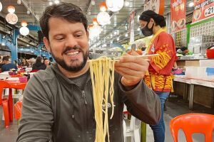 Guilherme ostenta garfada de sobá na Feira Central 