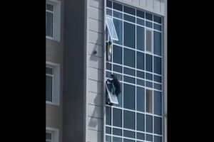 Criança estava pendurada em janela do oitavo andar