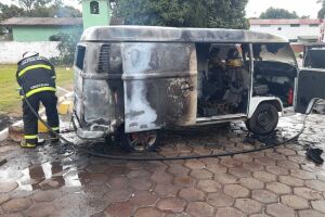 Kombi pega fogo próximo a posto de combustível; pai e filho ficaram feridos