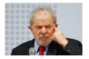 Lula diz que Bolsonaro não reduz preço de combustível porque tem 'rabo preso'