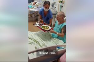 Paciente internada chorou ao ver o presente do hospital 