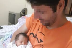 Pai matou a filha de um mês de vida