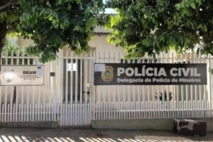 o zelador colocou a mão dentro da calça de uma das meninas
