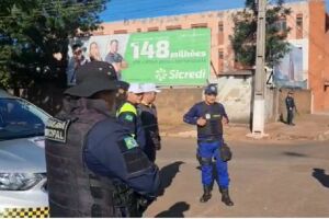 Polícia brasileira ajuda na segurança próximo ao cemitério