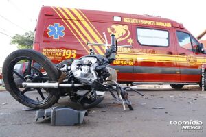 Homem fica inconsciente em batida de carro e moto no Parati