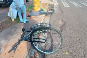 Ciclista ficou caído até ser socorrido