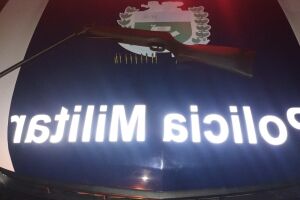 Arma de fogo foi apreendida pela PM