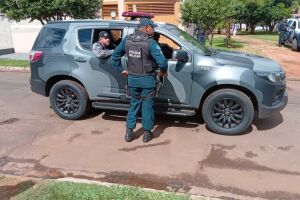 Policiais fazem rondas para encontrar o suspeito