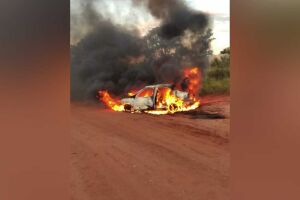 Carro foi incendiado