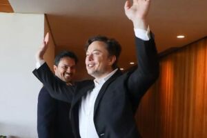 Bilionário está no Brasil para participar de um evento