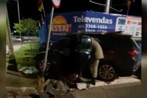 Motorista arrasta semáforos, bate em cerca e abandona carro (vídeo)
