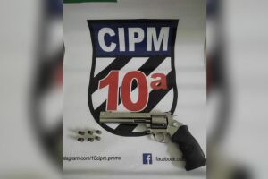Arma de fogo foi apreendida com suspeito