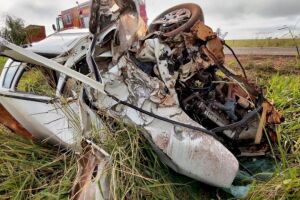 Acidente entre carro e carreta mata motorista de 41 anos na MS-141