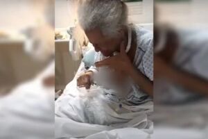 Idosa fez aniversário no hospital enquanto aguarda vaga para cirurgia