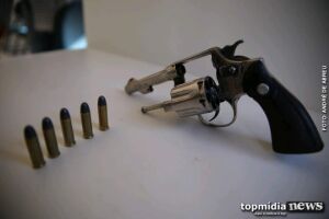 Homem flagrado com revólver diz que anda armado para caçar javali em Campo Grande
