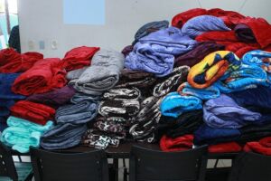 Com frio batendo na porta, prefeitura entrega cobertores para famílias carentes