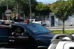 Riedel e Bolsonaro desfilam por Campo Grande em carro oficial (vídeo)
