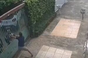Homem descontrolado bate rosto de mulher contra portão no DF