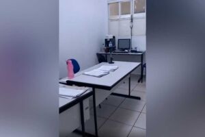 Não tinha nenhum enfermeiro atendendo na sala de triagem
