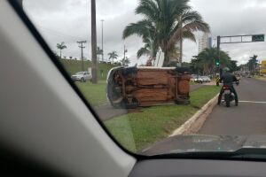 Motorista capota carro na Afonso Pena (vídeo)