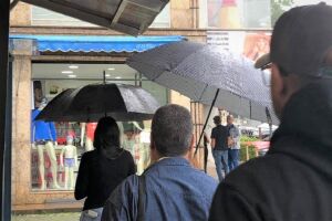 Mulher chama PM para ladrão que roubou guarda-chuva em Costa Rica