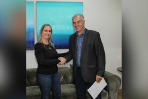 Presidente da Federação Lilian Fernandes entregou o pedido ao governador Reinaldo Azambuja