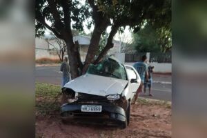 Carro ficou bastante destruído