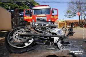 Moto é incendiada e abandonada na Vila Glória (vídeo)