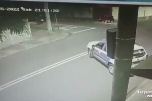 Jovem sem capacete se assusta com blitz, bate motocicleta e morre no Leblon (vídeo)