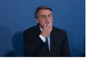 O corte no preço dos combustíveis se transformou em bandeira política do presidente Jair Bolsonaro, que tenta a reeleiçãoA pressão 